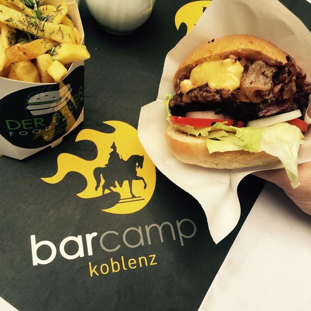 eingerollt's tweet photo. #burger #barcamp #bcko16 #mitbacon #immermitbacon #rosmarinpommes #koblenz #foodporn https://t.co/zpQaAM1PDc