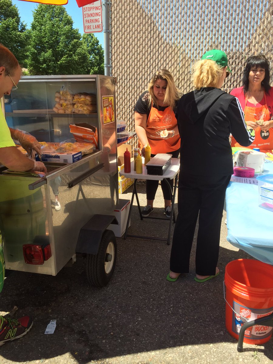 beccabooxxmkz's tweet photo. Hot dog homer drive for our own. #family #met #helping others @brendan_m_burke @GoodWendymgood @AmyMETMidwest https://t.co/pO0yKYVk0Z