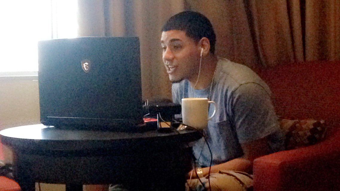 AwalkwithAlex's tweet photo. His face when viewers mention getting married in Vegas! Lol #whathappensinvegas #yolo #hotelstream @MonsterDface https://t.co/Y65UuIJyB7