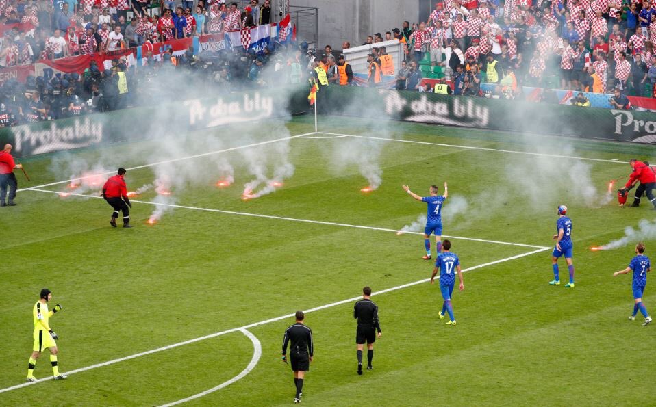 zitofaa's tweet photo. #RTCCRO - On voit bien que la sécurité est maximale lors de cet #EURO2016 ! Rien ne passe. Enfin presque rien... https://t.co/z7oy04Wrli