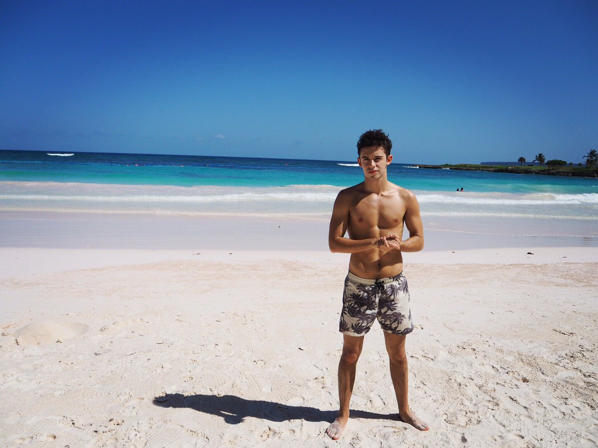 _ruggero's tweet photo. Yo me quedo aquí! Los quiero ❤️ https://t.co/wex9jcxfa3