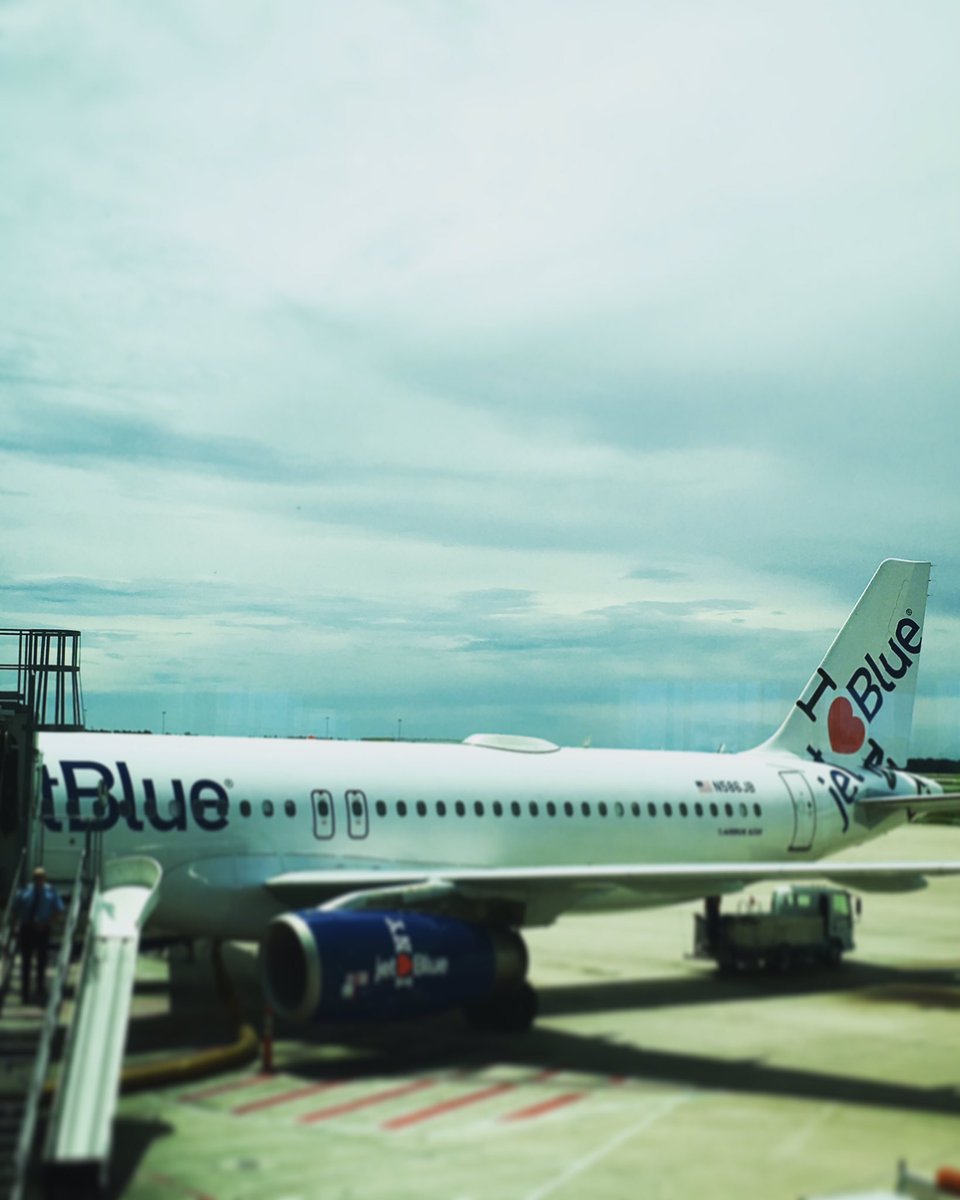 brandyanncakes's tweet photo. flight attendant just wished me a happy birthday, how did they know! @JetBlue #trueblue #SoCool https://t.co/yuWQnV2aRD