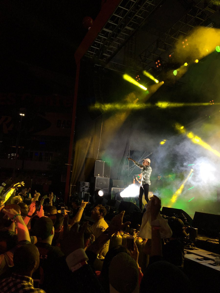 Eazee's tweet photo. Took some pics of some rappers at @Doritos #MixArcade #E3 event | @wizkhalifa + @BigBoi https://t.co/d8AQ0ZCt3k