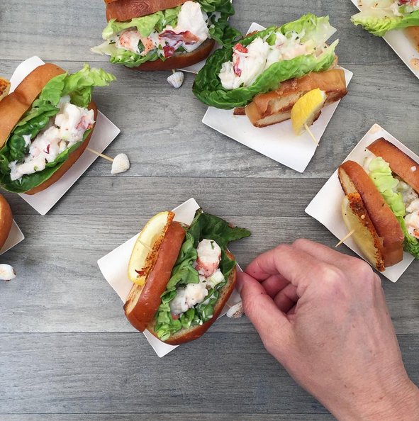 foodandwine's tweet image. Sun, great friends and mini lobster rolls. This is all a summer day needs. 📸 via @JustinChapple #FWClassic