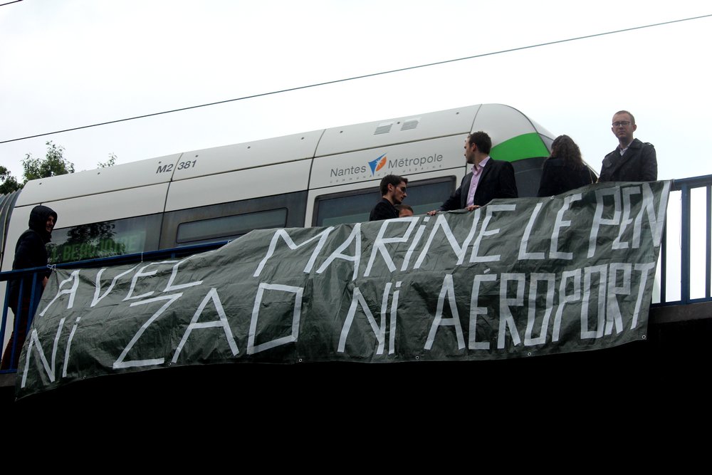 GauthierBouchet's tweet photo. Cet après-midi sur le périphérique nantais, action du #FNJ44 contre le projet aéroportuaire de Notre-Dame-des-Landes https://t.co/wFm9LTiUSX