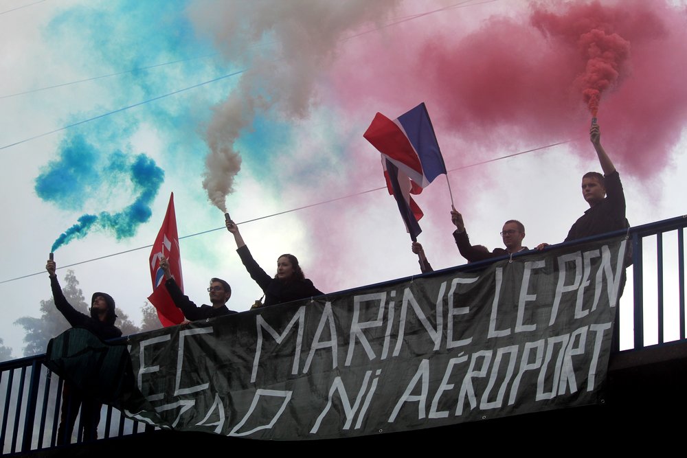 GauthierBouchet's tweet photo. Cet après-midi sur le périphérique nantais, action du #FNJ44 contre le projet aéroportuaire de Notre-Dame-des-Landes https://t.co/wFm9LTiUSX