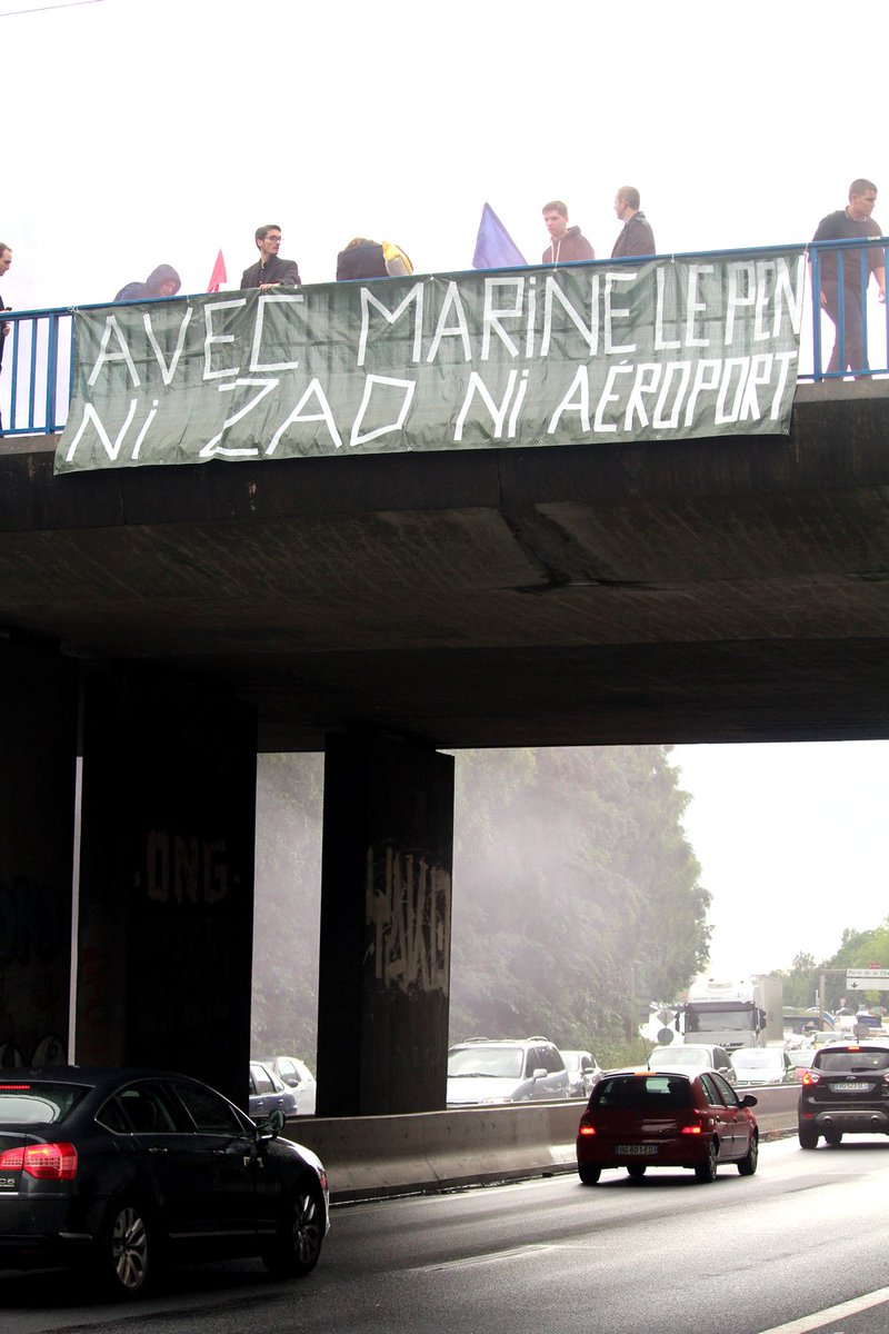 GauthierBouchet's tweet photo. Cet après-midi sur le périphérique nantais, action du #FNJ44 contre le projet aéroportuaire de Notre-Dame-des-Landes https://t.co/wFm9LTiUSX