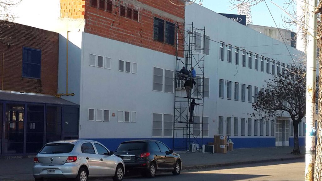 ElFortindeVelez's tweet photo. Arrancaron las obras de colocación de aire acondicionados en el @InstVelez https://t.co/Tf53uw7EF7