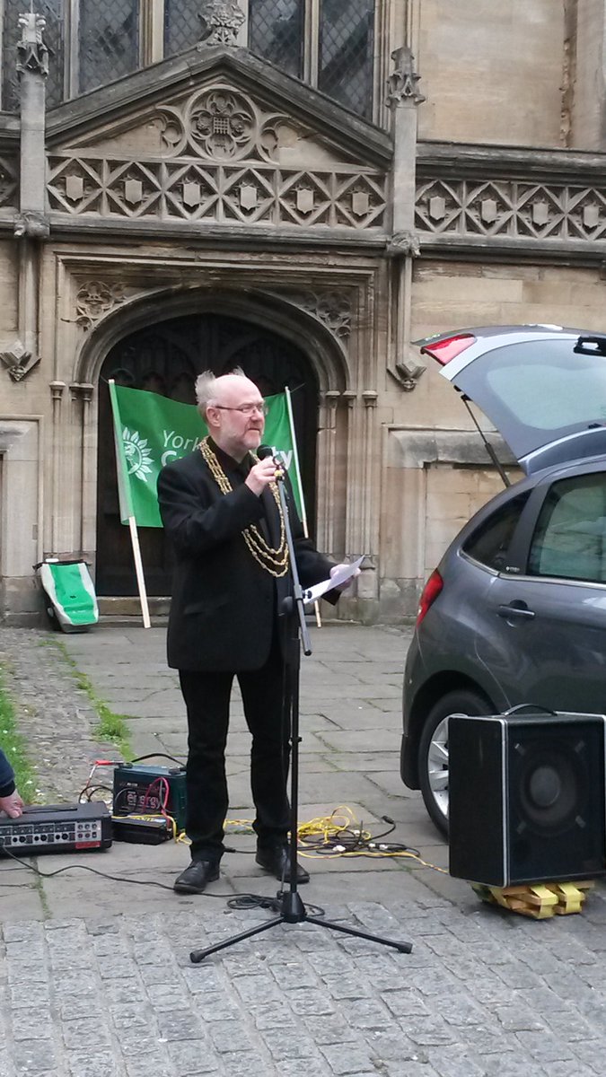 YorkGreens's tweet image. Stand up to Racism setting off for Calais with provisions 4 refugees. #civicparty @YorkLeftUnity @unison