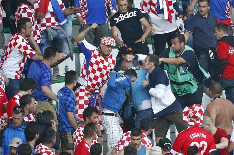 Footballogue's tweet photo. [#Decla💬] Cacic (#CRO): "Je les appelle les terroristes du sport. Ce sont des hooligans. Ce ne sont pas des fans." https://t.co/JLhX0eLRbI