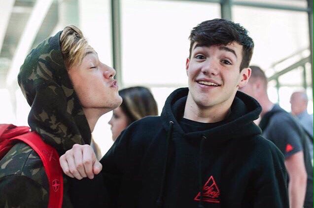 #РасскажиОСвоейМечте
Встретить мэгкон и всечь Кэмерону за его сопливые твиты