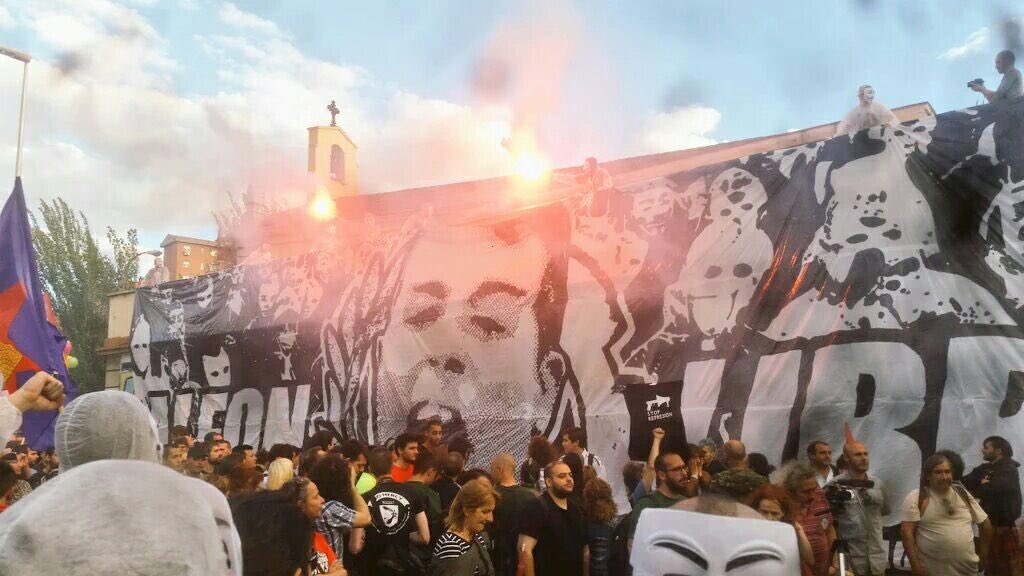 bukaneros92's tweet photo. Tu barrio grita tu nombre. Te queremos en casa y te queremos ya hermano. 
#Alfon1AñoContigo https://t.co/tbFtV04XHI