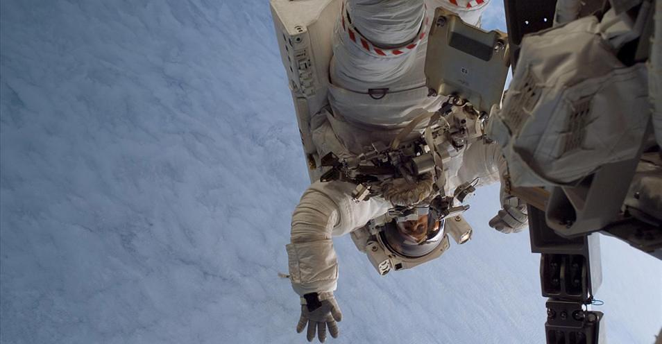 BuzzFeedCanada's tweet photo. Canada is hiring new astronauts and the FAQs are kind of hilarious, tbh 😂 https://t.co/33xe2qdnTV https://t.co/53t355f2hm