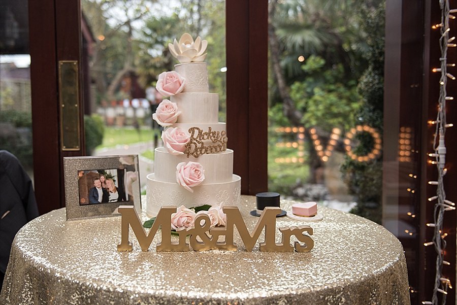PuddingBridge's tweet photo. I'm going to end the week with this super sparkly cake table captured by Emma Hollings Photography. #PuddingBridge https://t.co/fDwp8RHNoZ