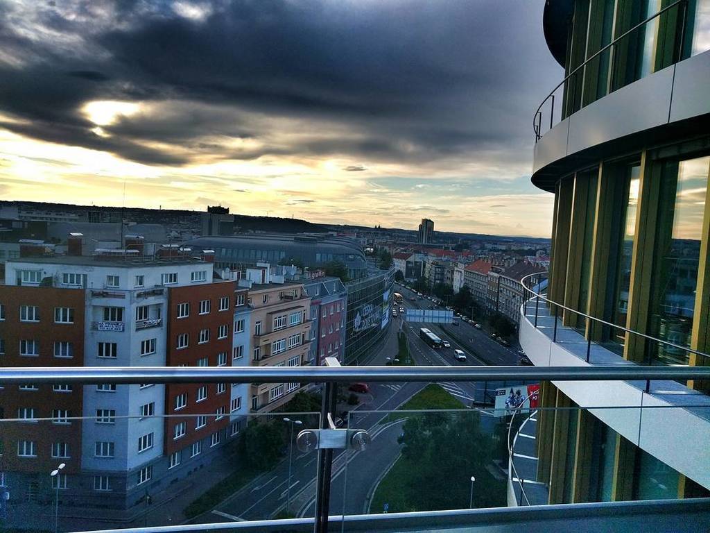 EDDYcek's tweet photo. Jo tady bych si zvykl #avast #avastsoftware #mDevCamp #view #terrace #city #citylife #nigh… https://t.co/ykM5ugrQ77 https://t.co/5o1ZkuoEBD