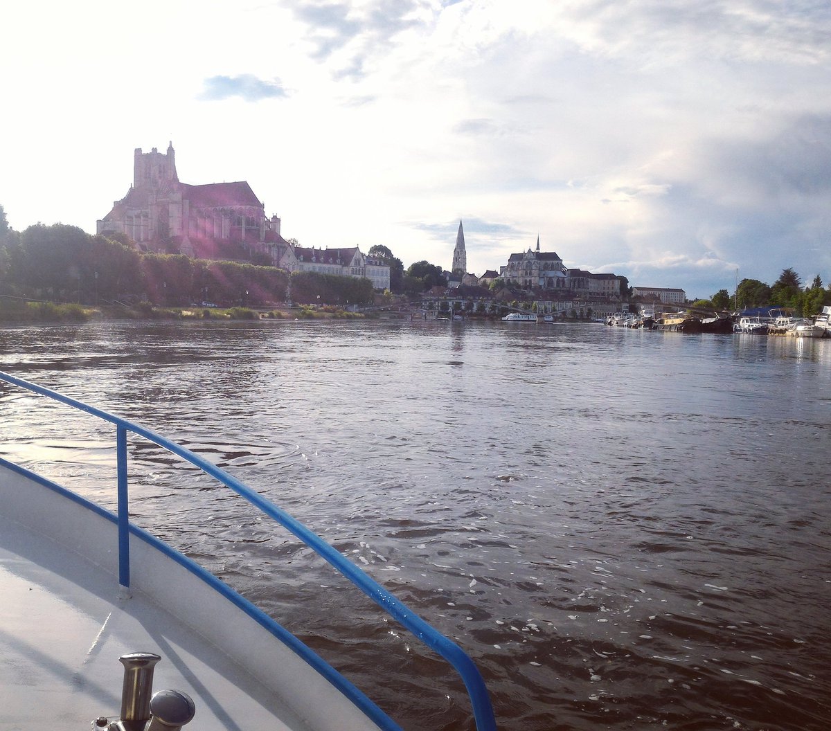 lexy_design's tweet photo. Une belle vue d' #Auxerre depuis le bateau l'hirondelle ⚓👏 https://t.co/7SicW9rNHk