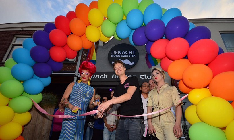 Aan het Wilhelminaplein in Naaldwijk is vanavond de eerste gaybar van het Westland geopend (foto Fred van der Ende):