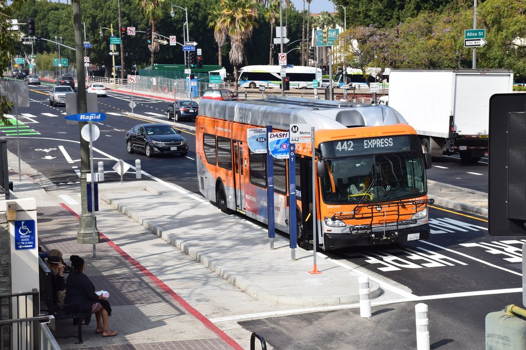 NACTO's tweet photo. Protected lane ☑️
Boarding island ☑️
Bike signals ☑️
Bike box ☑️
Looks nice, @LADOTofficial!
https://t.co/uJRPBZh1XZ https://t.co/FscBtVC30B