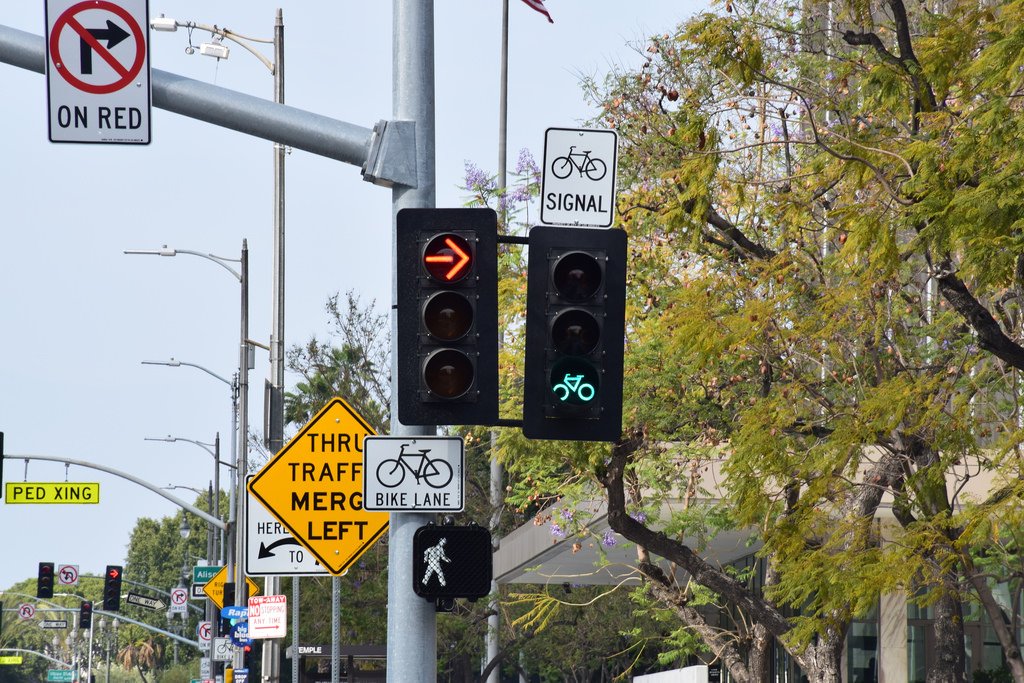NACTO's tweet photo. Protected lane ☑️
Boarding island ☑️
Bike signals ☑️
Bike box ☑️
Looks nice, @LADOTofficial!
https://t.co/uJRPBZh1XZ https://t.co/FscBtVC30B