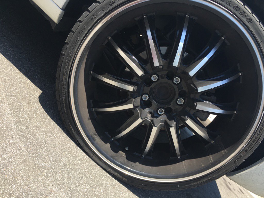 DJERIKASTARR's tweet photo. Thank goodness I got that free road side assistance! #FlatTireProblems 🙈 https://t.co/aHGpW39cHm