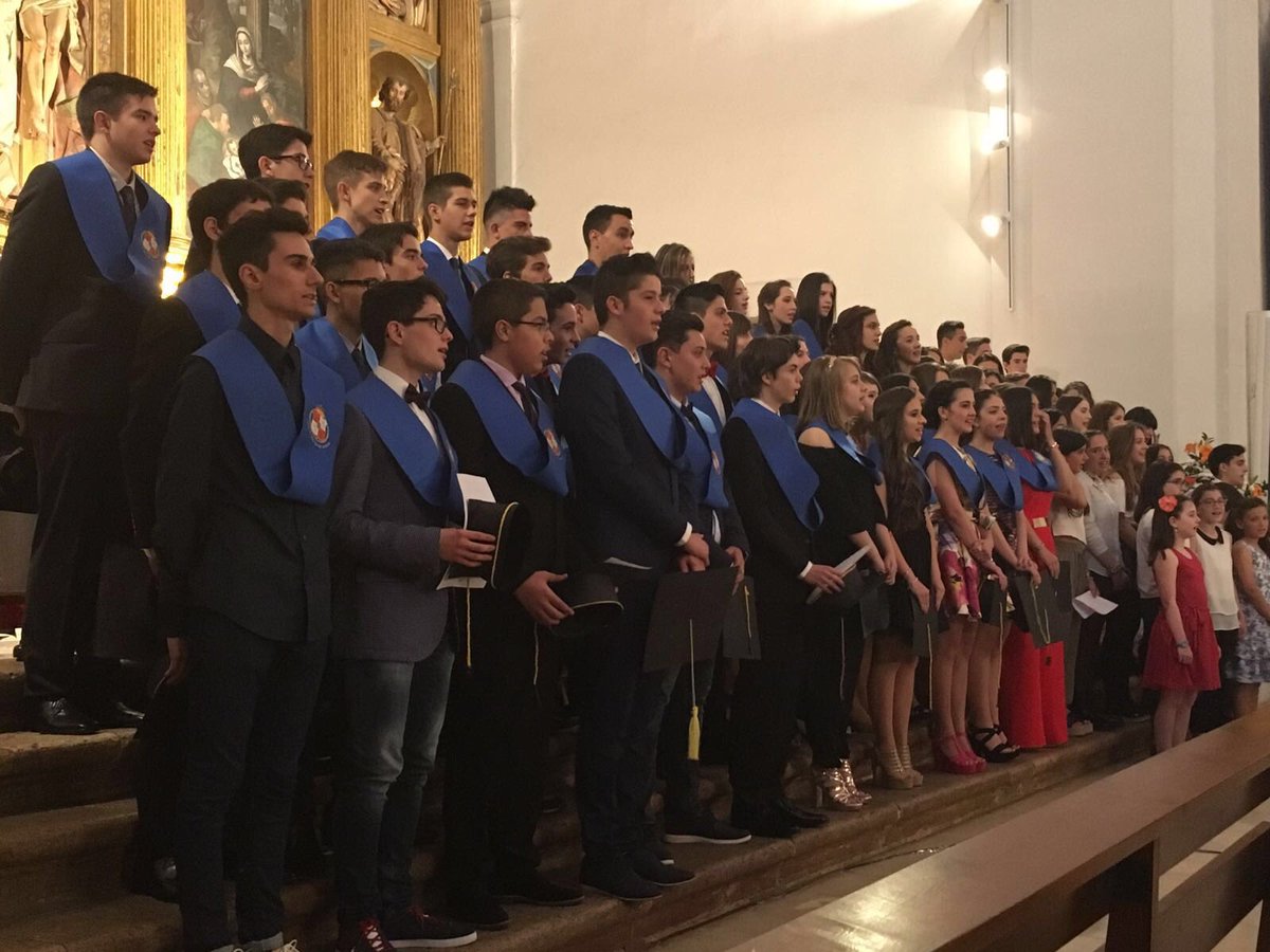 HuelgasReales's tweet photo. Los chicos de 4º de ESO se han graduado.
Están teniendo un día fantástico.
Algo para recordar siempre. https://t.co/KD4hnc8q6G