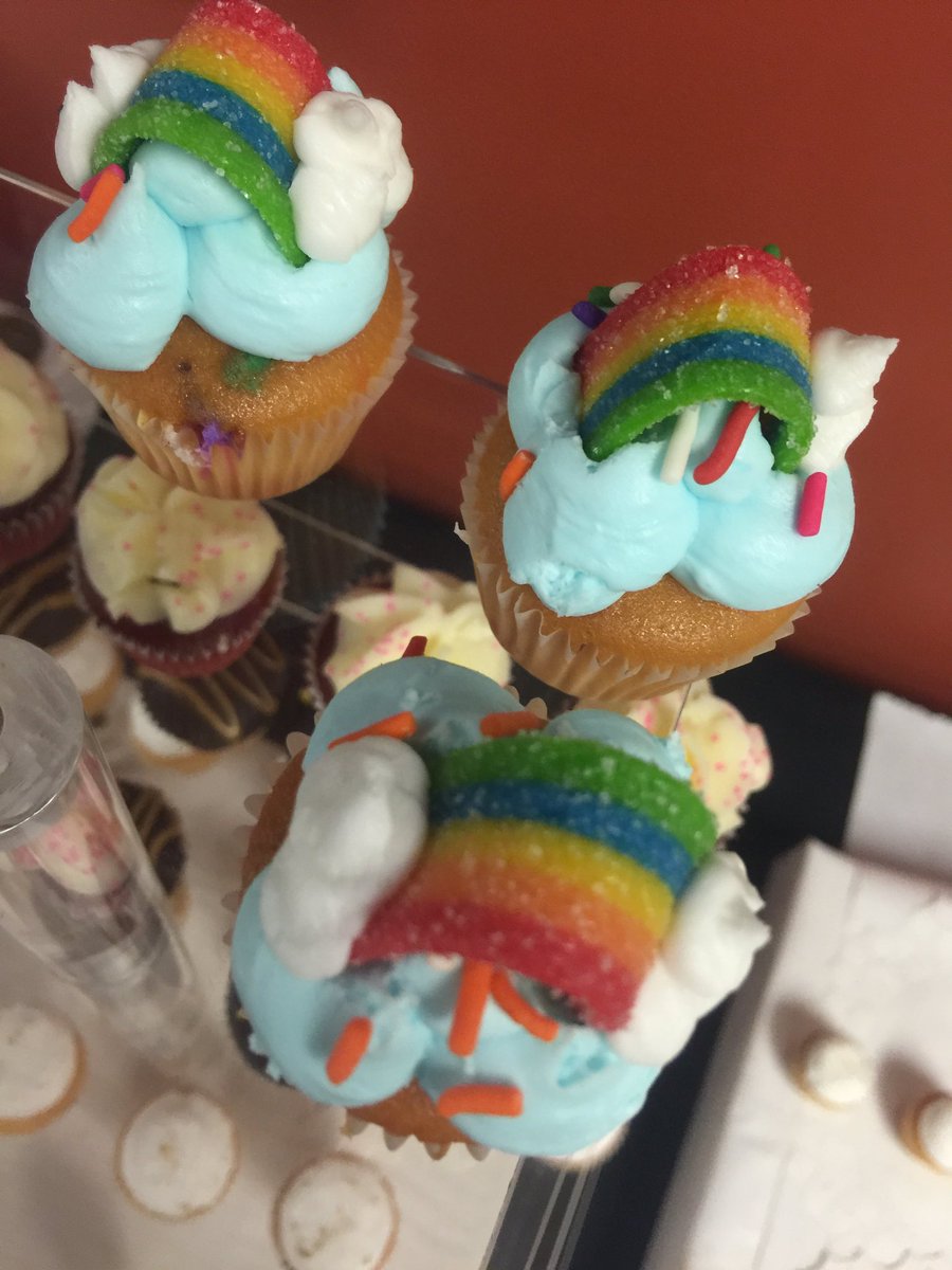 thegrizzwolf's tweet photo. So sad Sammy... 🙀🙀🙀😿😿😿(there is no emoji for cupcakes...so 🍰) @samkap @frontendconf #cupcakebar https://t.co/vp4freLmDe