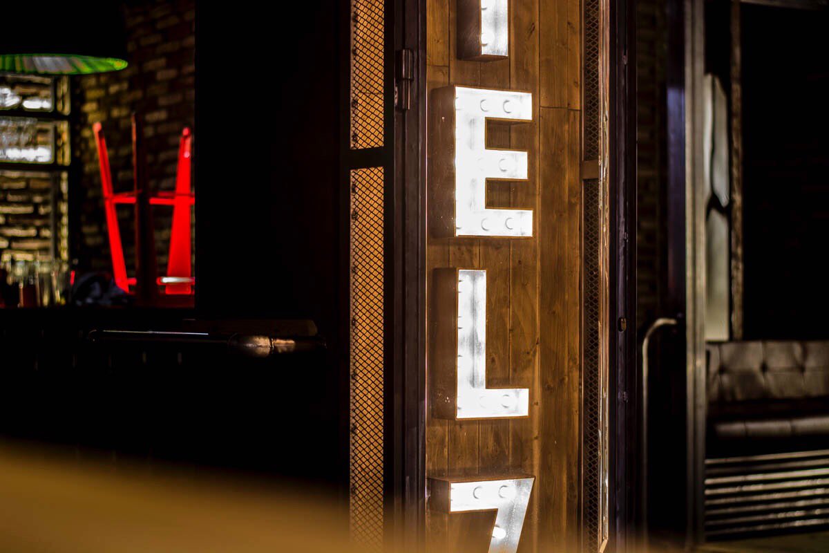 Damos la bienvenida a <a href="/Motel7BarClub/">Motel 7 Bar Club</a>, un nuevo local para las noches de #Badajoz, abierto desde ayer #BUSCAEL7