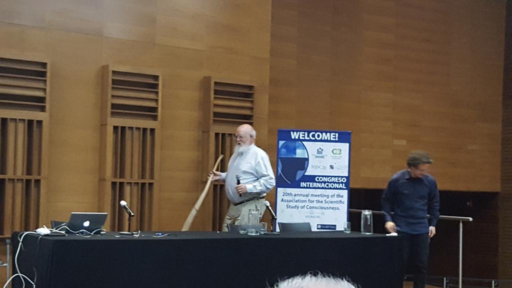 fedkukso's tweet photo. El filósofo Daniel Dennett y su bastón parece Gandalf
#ascc20 https://t.co/jaO2buLT8N