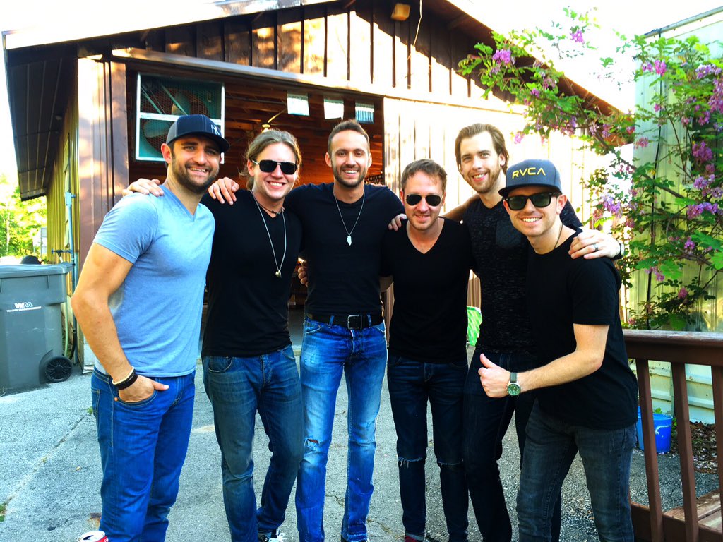 BackroadAnthem's tweet image. Post show hangs with this guy! @DrewRBaldridge great times bud seeya around 👍🏻👊 #PorterfieldCountryFest #summertime