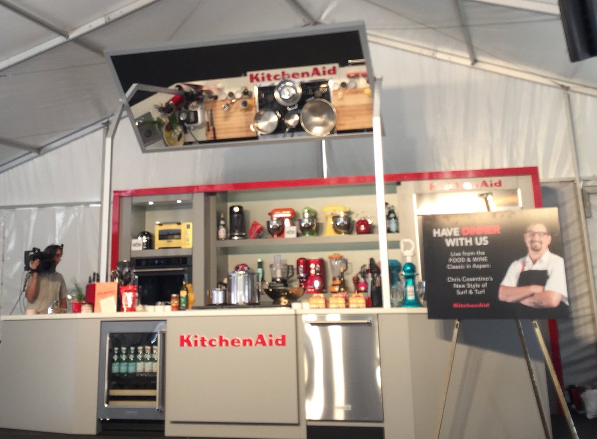 agirlandherfood's tweet image. Live @KitchenAidUSA demo w/Chef @OffalChris @#fwclassic in #Aspen! Visit fb.me/KitchenAid #HaveDinnerWithUs