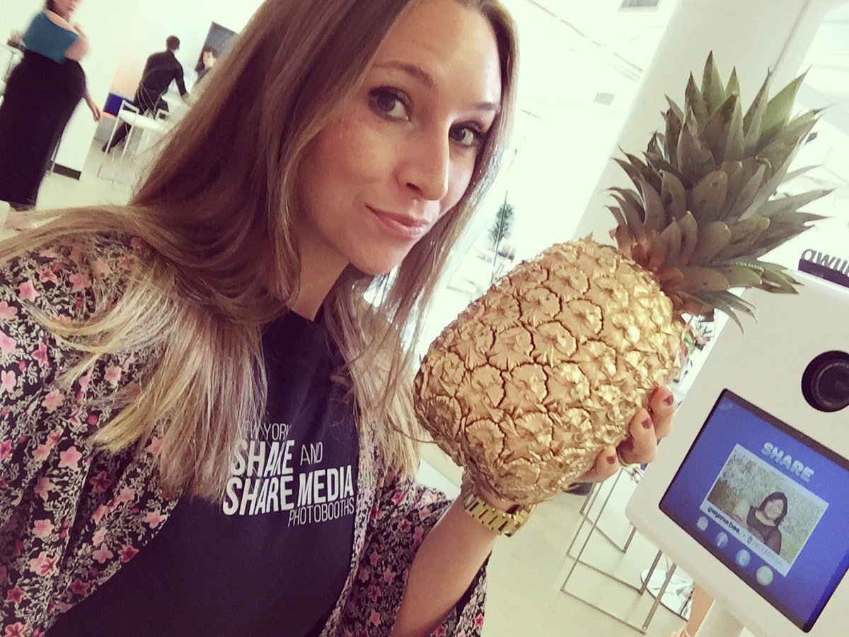 shakesharemedia's tweet photo. Summer of the pineapple! My favorite #photoboothprop! #shakeandsharemedia #ilovegoldeverything #gbvipparty https://t.co/jAA9M0xjmb