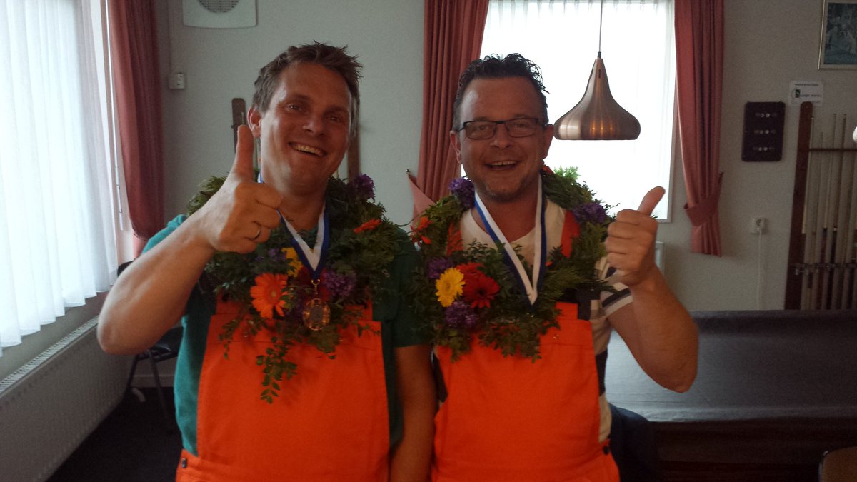 Commissieleden gehuldigd voor hun bijdrage aan het bedrijfskaatsen in Berlikum.