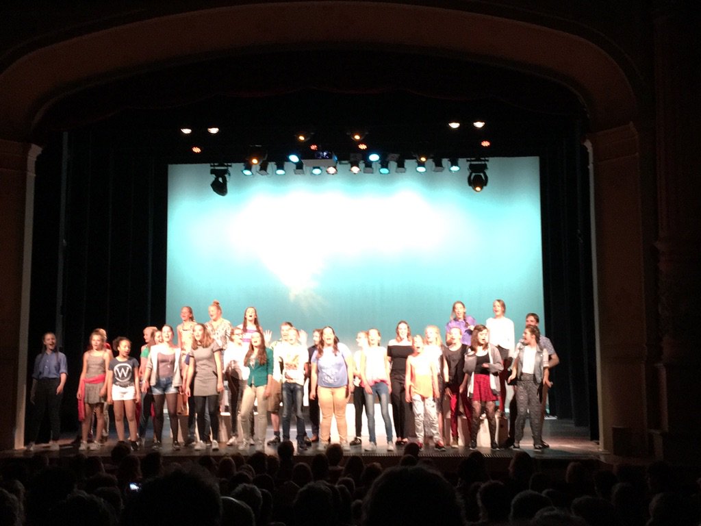 GKamphorst's tweet photo. Genoten van de talenten bij de Grote musical in de #Stadsgehoorzaal #Talentclasses, #ichthuskampen! https://t.co/a3CSyKIeCW