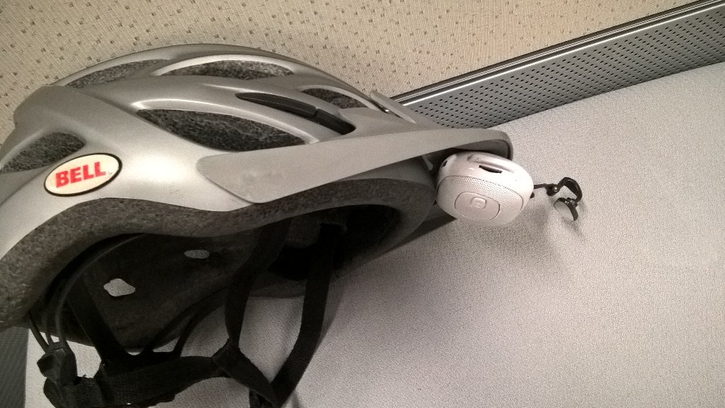 AlanBaycroft's tweet photo. @Logiix my #bluepistonnomad mod makes the perfect cycling companion #SaferThanEarbuds #VoiceToText #3MCommandStrips https://t.co/gqO44GIOVj