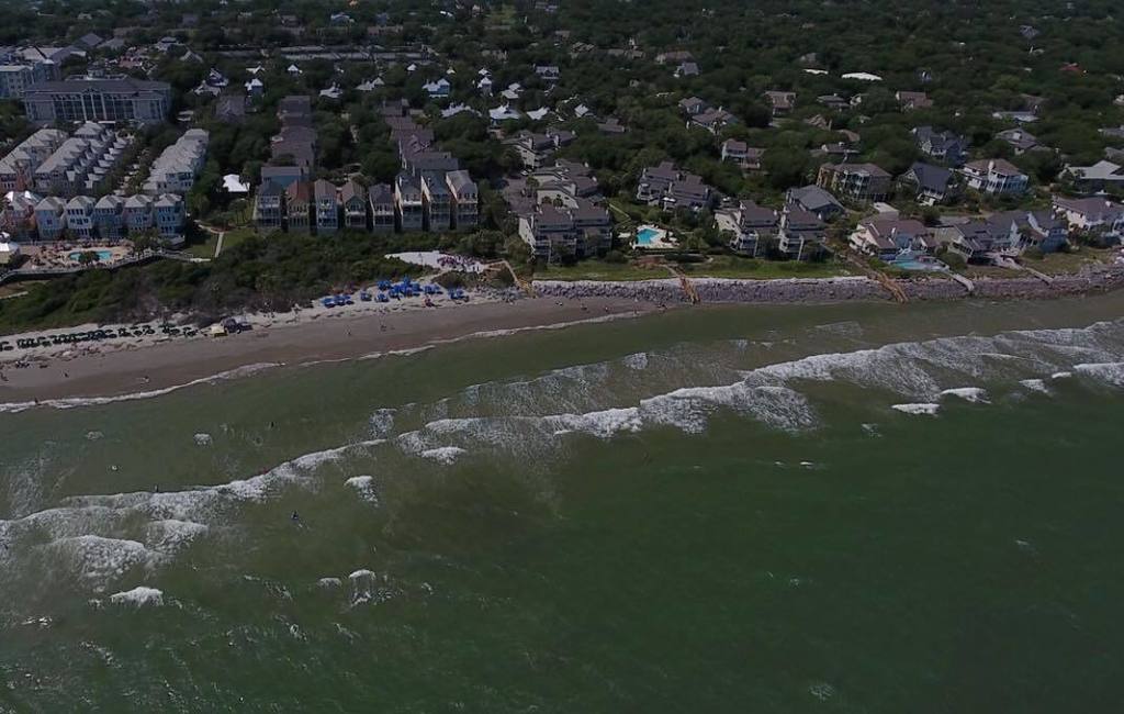 CompleteWayne's tweet image. This couple had the right idea! Beach wedding with a 110 heat index! 🏖

#itshot #charleston #charlestonsc #southern…