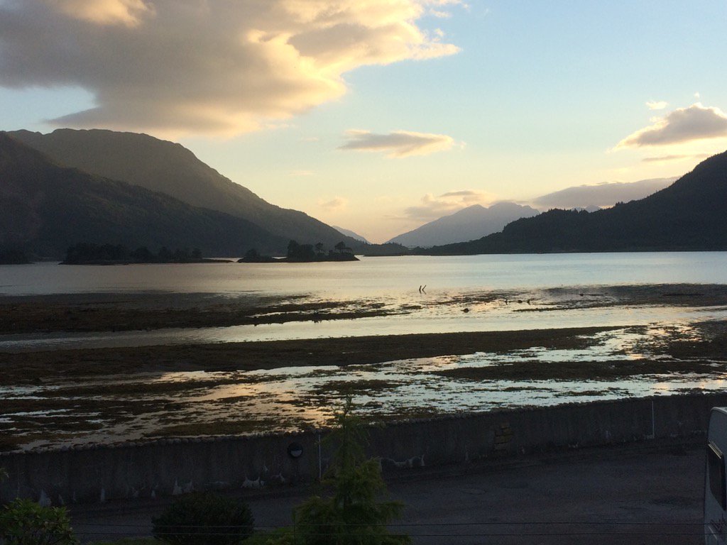lizjbarr's tweet photo. Gorgeous evening in Glen Coe. Perfect for Oban and Fort William Rural Track GPST Programmes. https://t.co/EobGtRujvC