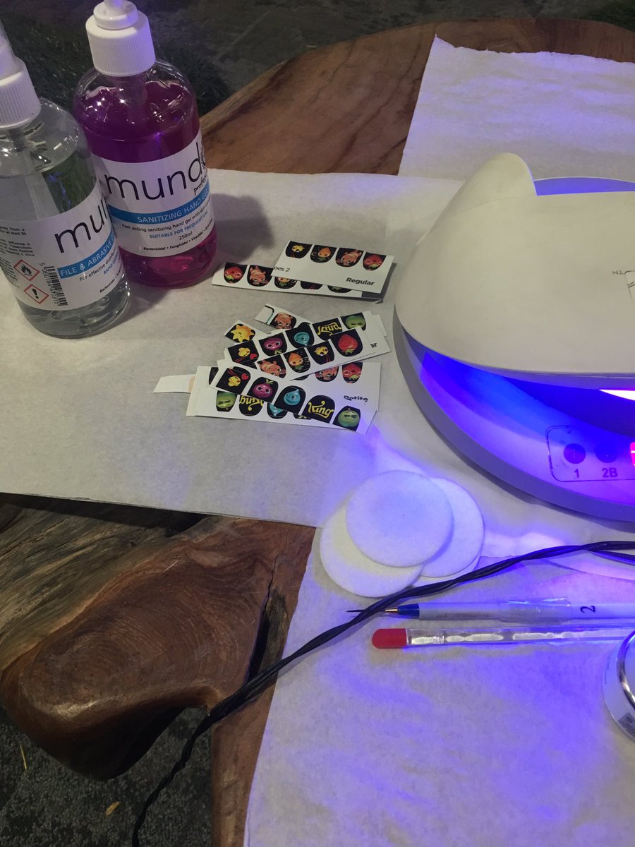 SapphireBeaux's tweet photo. Thank you for supplying these fun nail wraps for the event @NailSnaps #nailart #sessiontech #farmheroes #game #app https://t.co/Fu3EnWQlqA