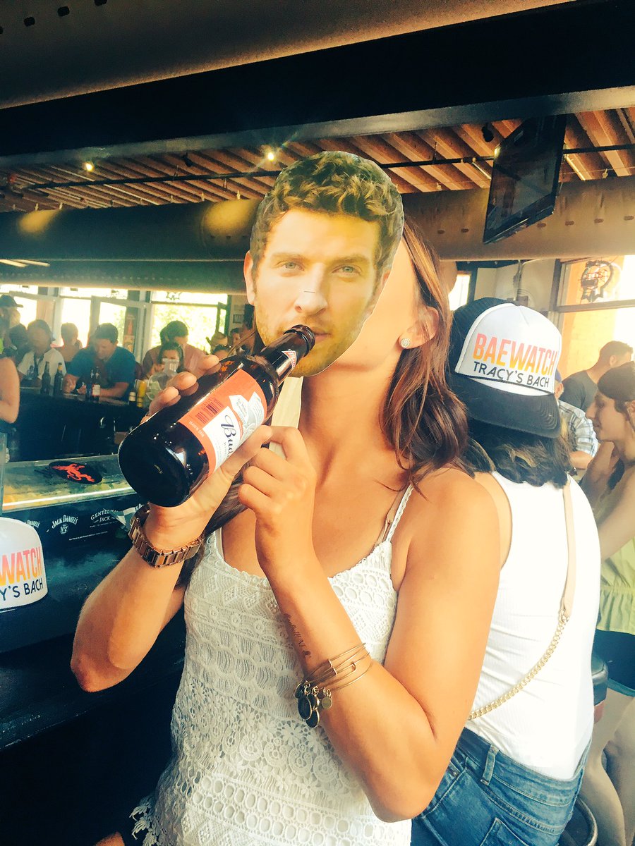 _jpappps's tweet photo. Keeping @bretteldredge hydrated during the #ripCORDWorldTour https://t.co/ny9hdqvE2a