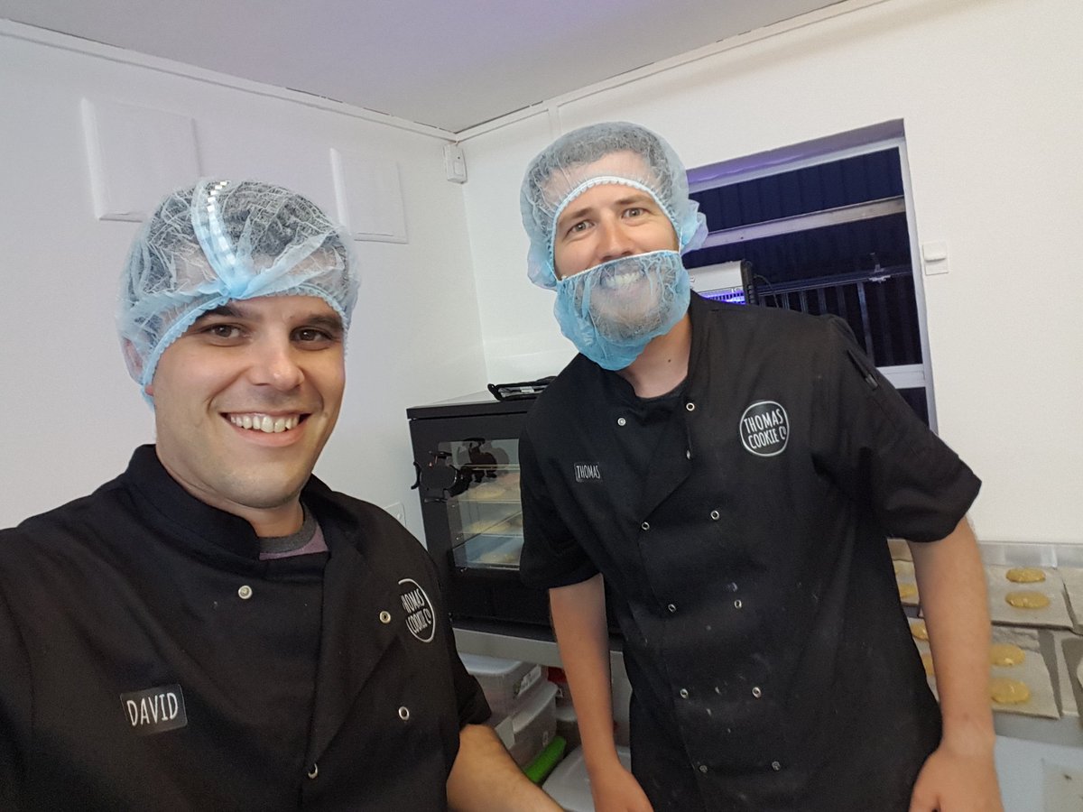 thomascookieco's tweet photo. Late night bake! #doingitforthecookielovers #cookieness #ovenselfie #whoneedstogooutanyway https://t.co/W2GHxpwMvy