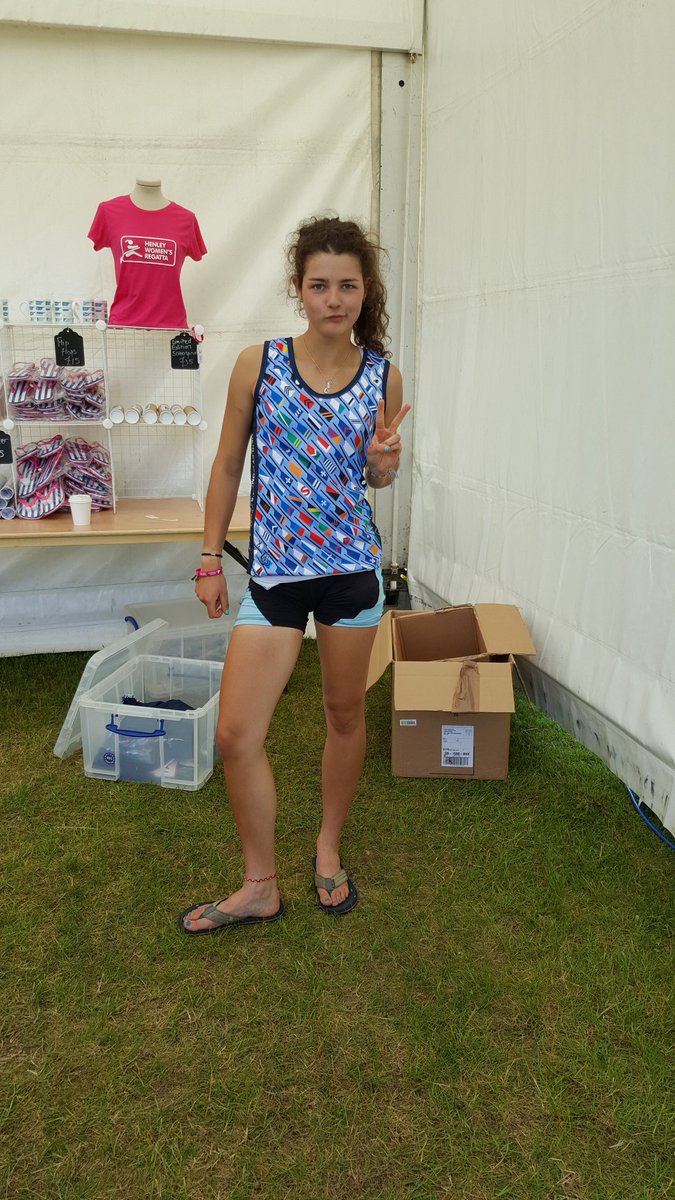 lizzietv's tweet photo. @AndyTuohyDesign @henley_womens @hen #lovemyblades   just checking out the great new kit at HWR 2016! https://t.co/AnbYhofc2I