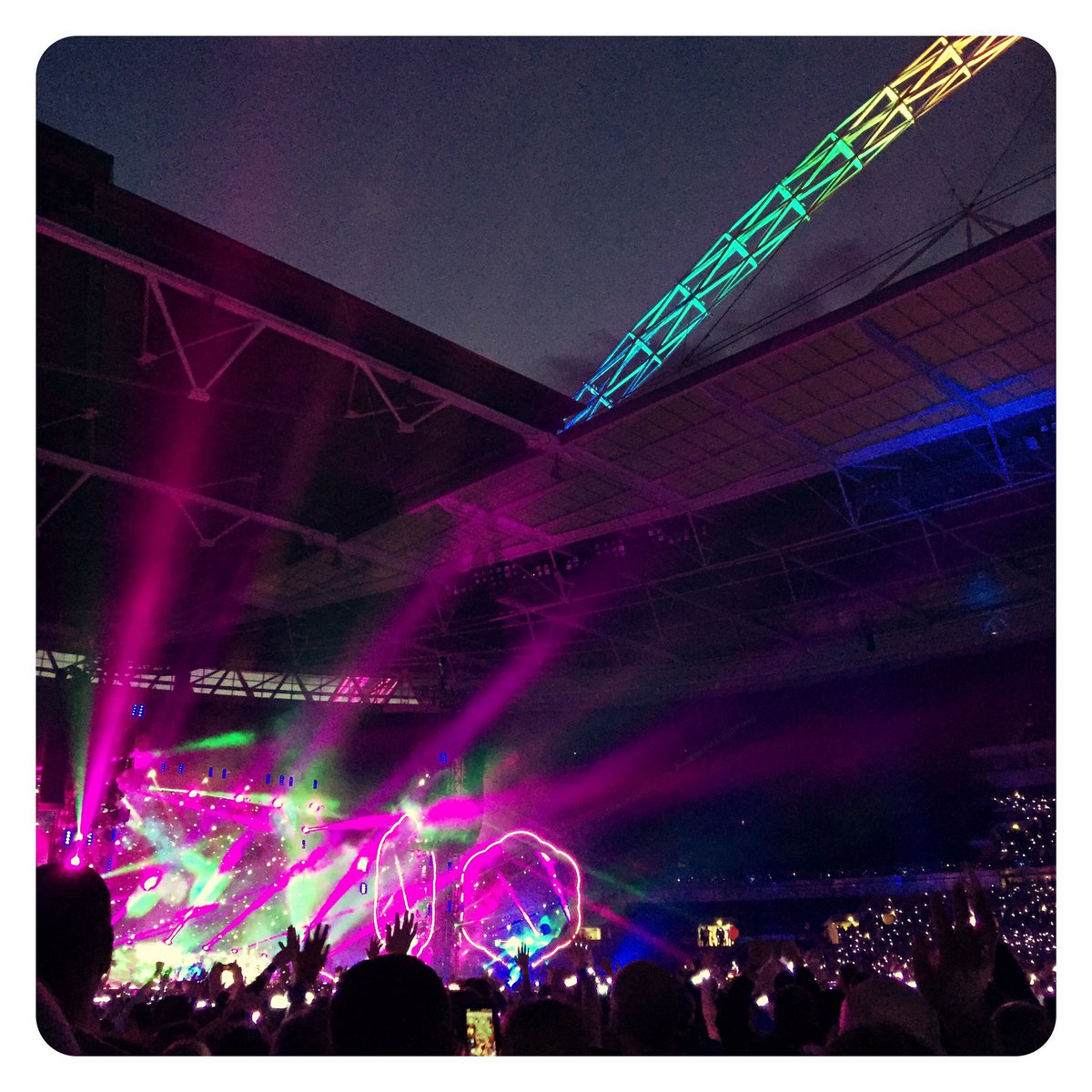 DanielaCesarei's tweet photo. Coldplay.. rocking Wembley tonight with a fitting rainbow coloured arch.. #ace https://t.co/7Hgx8fzzdH