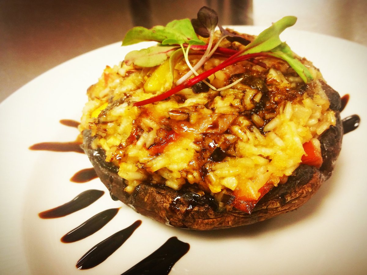 MCLCHEFGARY's tweet photo. _ spring vegetable stuffed portabella &amp; reduction of balsamic &amp; honey. #MCL #bethebenchmark #tranquilityestates https://t.co/rWEh79kgaj