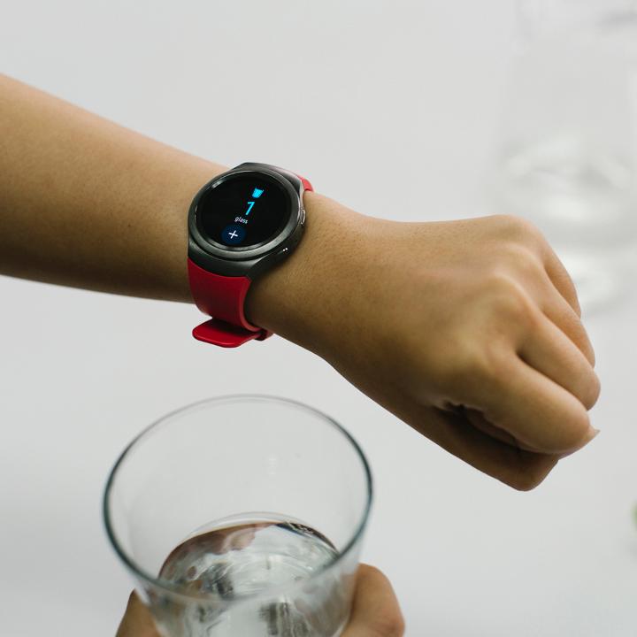 ¿Cuántos vasos de agua bebiste hoy? El #GearS2 te ayudará a alcanzar tus objetivos bit.ly/1UgxSHP