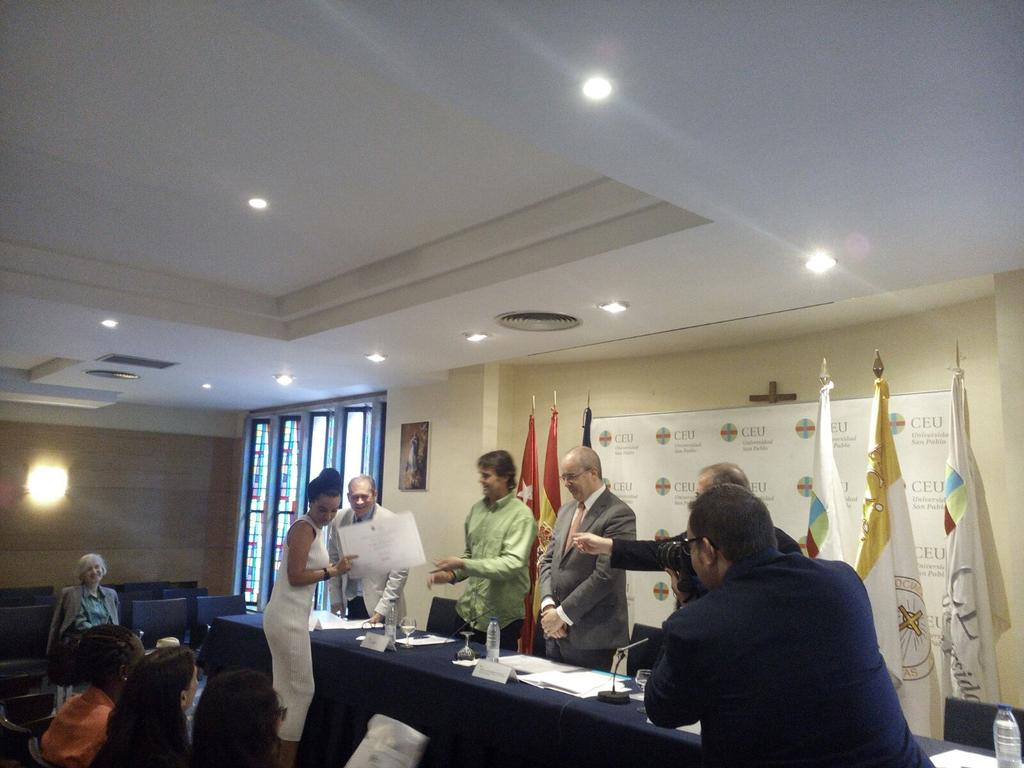 master_per_soc's tweet photo. Otros grandes momentos de la entrega de titulos en @master_per_soc @cronicablanca @USPCEU @JesusMBerenguer @Glais_es https://t.co/6tHdS4NduN