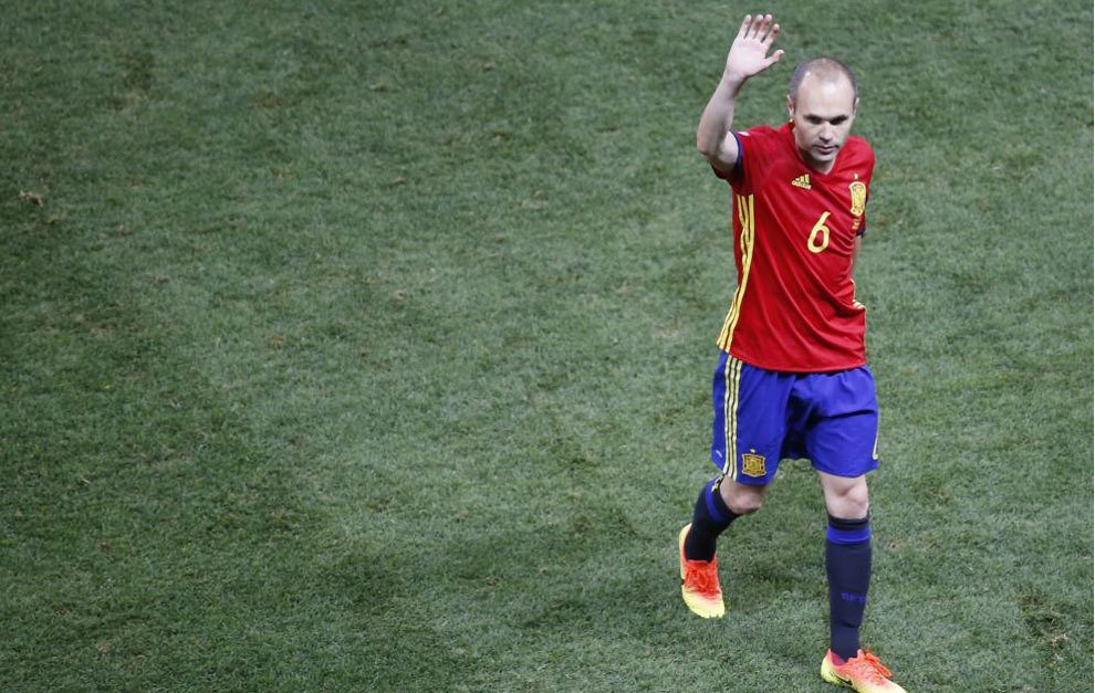 marca's tweet photo. La afición española lo pide a gritos: "Balón de Oro, Iniesta Balón de Oro" https://t.co/LqCKrretKz #EURO2016 https://t.co/QjTxTlx2WC