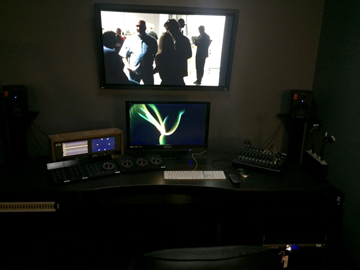 kyl33t's tweet photo. Private dailies room with camera feed from prep floor for things like setting looks for TV and movies #simhollywood https://t.co/nHPOr1pPhY