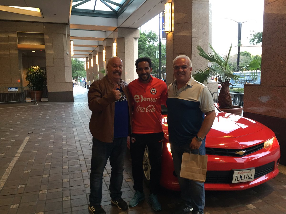 LuisOmarTapia's tweet photo. Con Jean Beausejour y el Perro @enriquebermudez par de Cracks. https://t.co/EepXc4HRoa