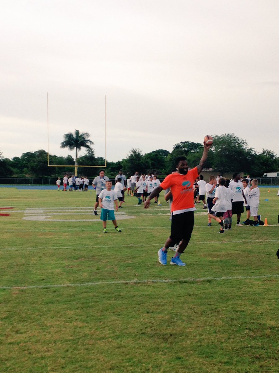 GoodSportsSoFla's tweet photo. .@MiamiDolphins fans are used to seeing the one handed grabs from @God_Son80 https://t.co/gSMAQXZYxt