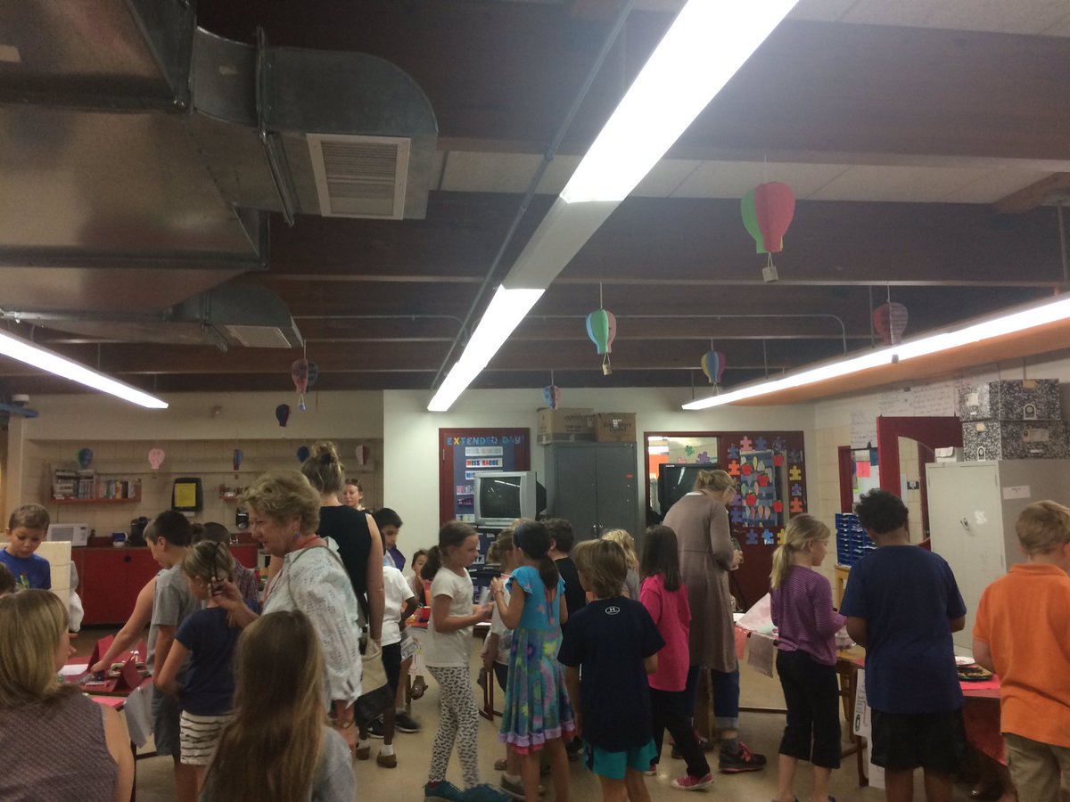 MrsMosgrober's tweet photo. Lots of buys and sellers at #marketday! Goods, services, making change, wants & needs. #nesgrade2 https://t.co/Up5A0cAzO0
