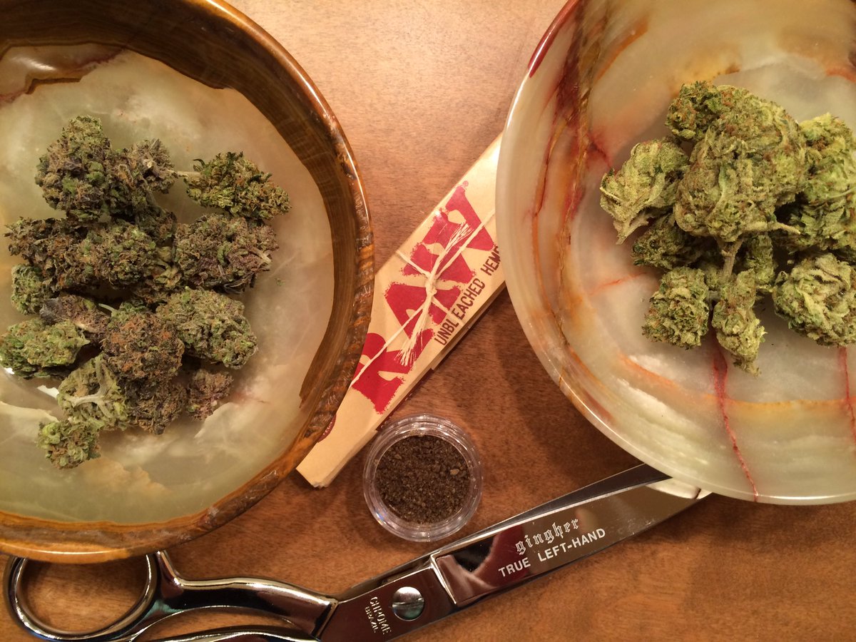 connossieur420's tweet photo. #purpleMrnice #grapefruitKush #Coldwaterhash #rawrollingpapers I'm about to roll me a nice joint Happy 4:20⏰ https://t.co/zESsX5p1P7